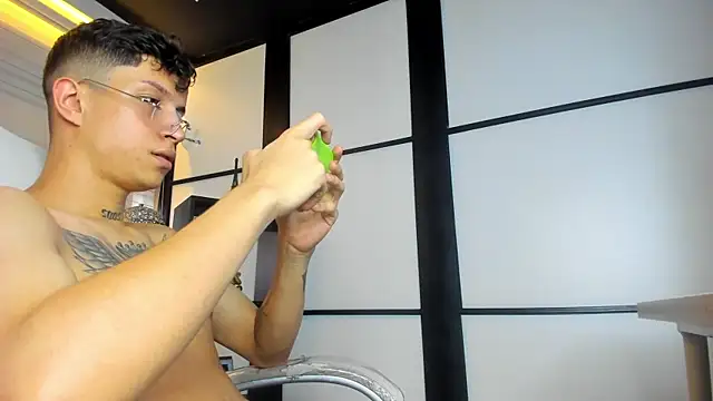 Snapshot of AgarEvans chatting on 12.27.24 AgarEvans online show from 12.27.24