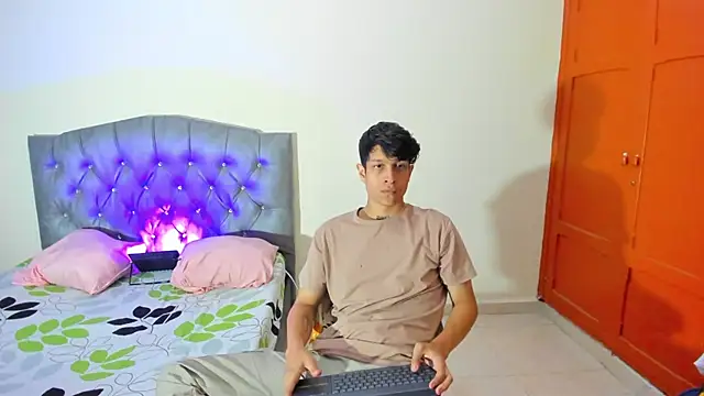 Snapshot of AgarEvans chatting on 10.10.25 AgarEvans online show from 10.10.25