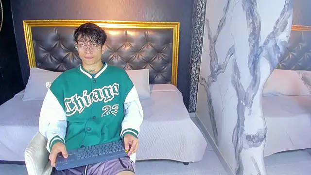 Snapshot of AgarEvans chatting on 10.30.25 AgarEvans online show from 10.30.25