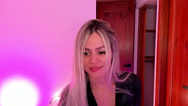 Snapshot of nicole_valencia_ chatting on 11.05.25 nicole valencia online show from 11.05.25