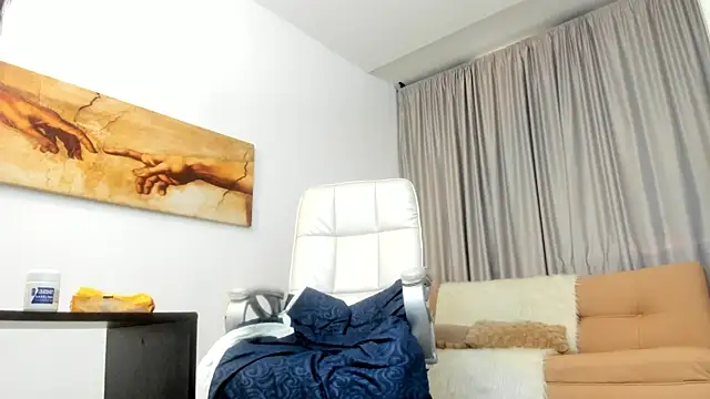 Snapshot of mariiana_murillo01 chatting on 10.19.25 mariiana murillo01 online show from 10.19.25