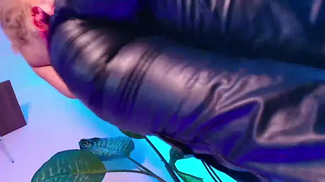 Dalila Thoms online show from 11.08.25