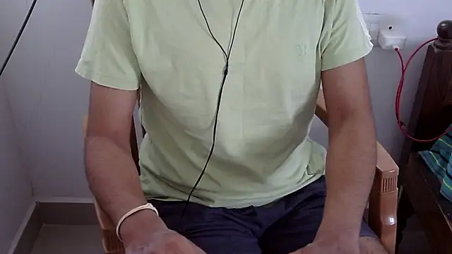 Snapshot of The_SHY_uncut chatting on 02.03.26 The SHY uncut online show from 02.03.26