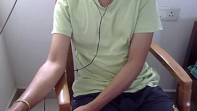 Snapshot of The_SHY_uncut chatting on 02.08.26 The SHY uncut online show from 02.08.26