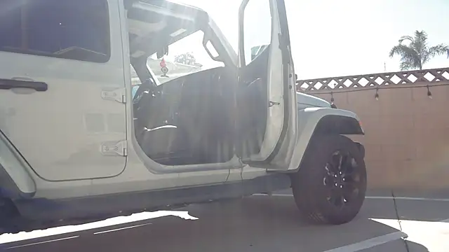 Snapshot of NatalieKneals chatting on 10.29.25 NatalieKneals online show from 10.29.25