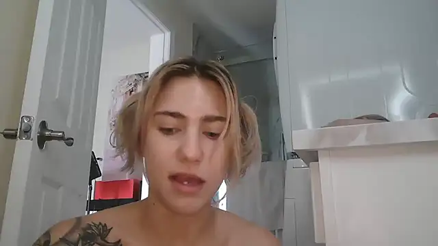 Snapshot of NatalieKneals chatting on 12.15.25 NatalieKneals online show from 12.15.25