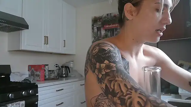 Snapshot of NatalieKneals chatting on 12.17.25 NatalieKneals online show from 12.17.25