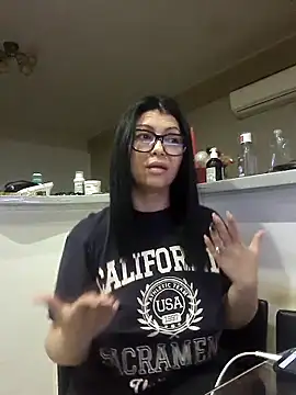 Snapshot of Milf_Abigail chatting on 10.24.25 Milf Abigail online show from 10.24.25