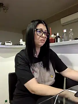 Snapshot of Milf_Abigail chatting on 11.17.25 Milf Abigail online show from 11.17.25