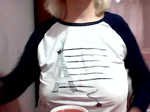 Snapshot of AnaXBerry chatting on 12.21.24 AnaXBerry online show from 12.21.24