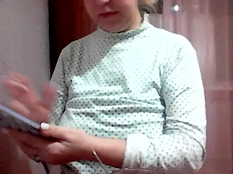 Snapshot of AnaXBerry chatting on 02.13.25 AnaXBerry online show from 02.13.25