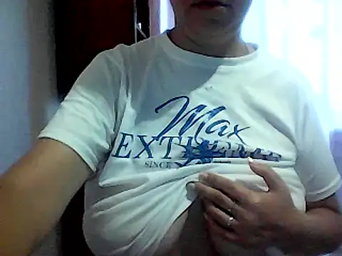 Snapshot of AnaXBerry chatting on 09.16.25 AnaXBerry online show from 09.16.25