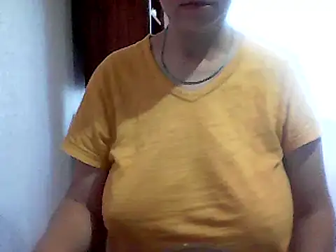 Snapshot of AnaXBerry chatting on 09.18.25 AnaXBerry online show from 09.18.25