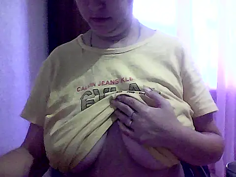 Snapshot of AnaXBerry chatting on 09.27.25 AnaXBerry online show from 09.27.25
