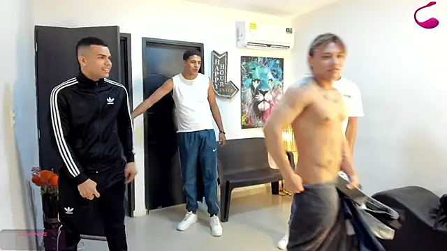 Snapshot of badguyss_bisex chatting on 11.15.25 badguyss bisex online show from 11.15.25