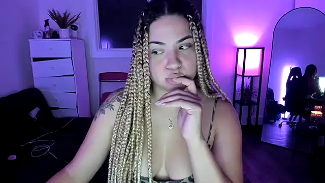 Snapshot of MelSaunders chatting on 10.31.25 MelSaunders online show from 10.31.25