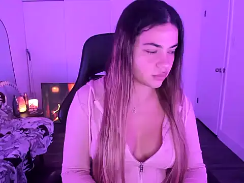 Snapshot of MelSaunders chatting on 12.04.25 MelSaunders online show from 12.04.25