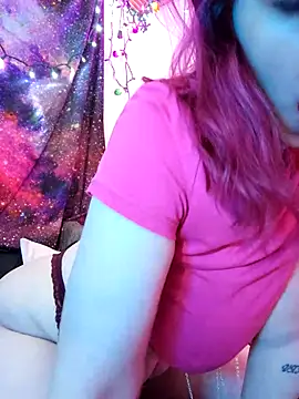 Snapshot of EverlyEster chatting on 12.08.24 EverlyEster online show from 12.08.24