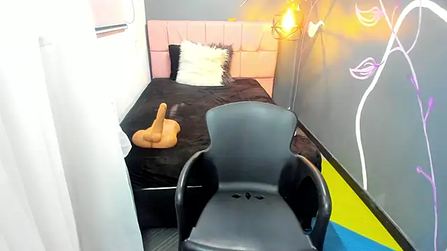 EmmaaEvans  online show from 12.04.24