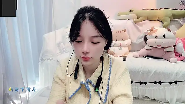 Snapshot of AKiKi711 chatting on 10.14.25 AKiKi711 online show from 10.14.25