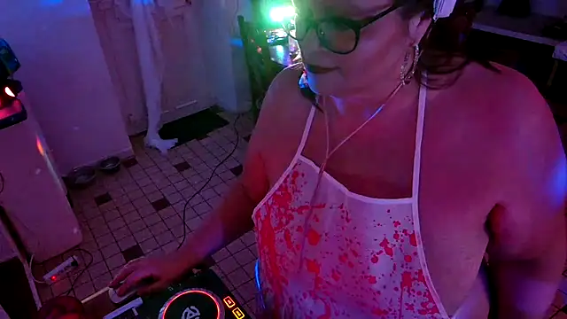 Snapshot of Lola-squirt chatting on 10.31.25 Lola-squirt online show from 10.31.25