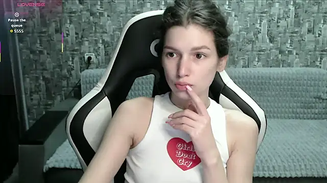Snapshot of MissMiaCutie chatting on 10.13.25 MissMiaCutie online show from 10.13.25