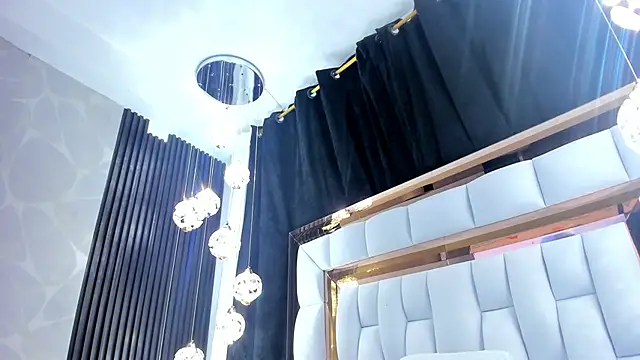 Snapshot of SarayRoyse chatting on 09.24.25 SarayRoyse online show from 09.24.25