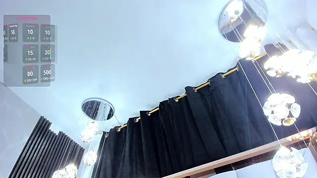 Snapshot of SarayRoyse chatting on 10.16.25 SarayRoyse online show from 10.16.25