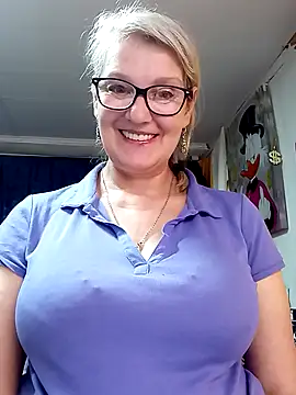 Snapshot of irinamaux chatting on 05.13.26 irinamaux online show from 05.13.26
