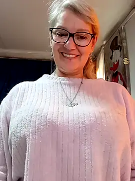 Snapshot of irinamaux chatting on 05.16.26 irinamaux online show from 05.16.26