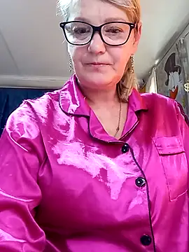 Snapshot of irinamaux chatting on 05.17.26 irinamaux online show from 05.17.26