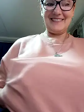 Snapshot of irinamaux chatting on 05.20.26 irinamaux online show from 05.20.26