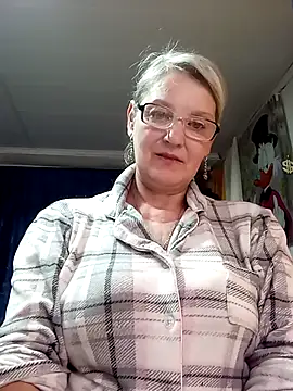 Snapshot of irinamaux chatting on 05.27.26 irinamaux online show from 05.27.26