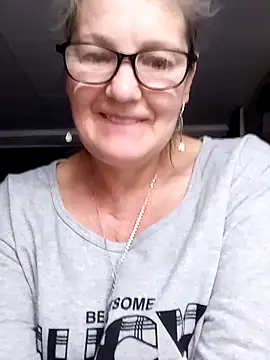 Snapshot of irinamaux chatting on 06.17.26 irinamaux online show from 06.17.26