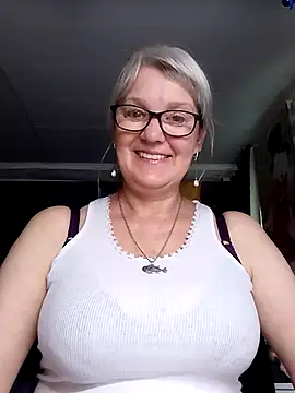 Snapshot of irinamaux chatting on 06.18.26 irinamaux online show from 06.18.26