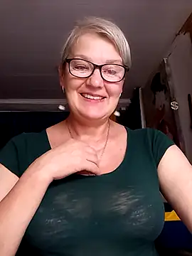 Snapshot of irinamaux chatting on 06.27.26 irinamaux online show from 06.27.26