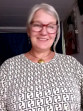 Snapshot of irinamaux chatting on 07.28.26 irinamaux online show from 07.28.26