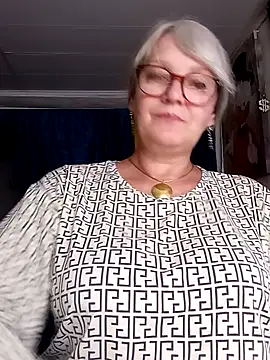 Snapshot of irinamaux chatting on 07.28.26 irinamaux online show from 07.28.26