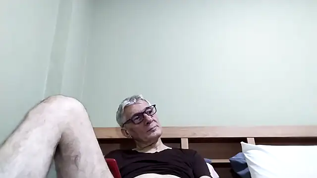 Snapshot of BIGUNCUTHARDCOCK chatting on 10.29.25 BIGUNCUTHARDCOCK online show from 10.29.25