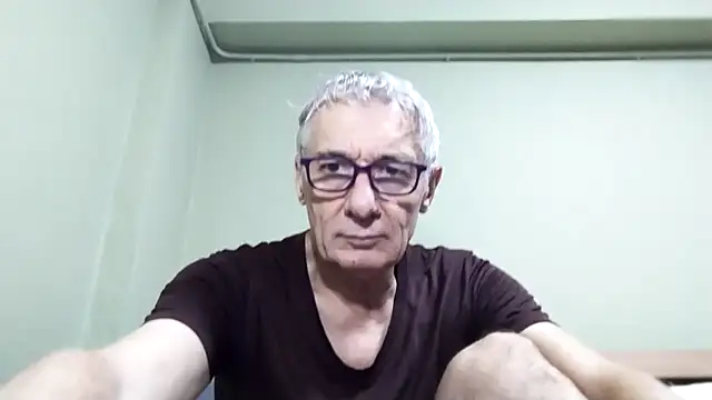 Snapshot of BIGUNCUTHARDCOCK chatting on 11.15.25 BIGUNCUTHARDCOCK online show from 11.15.25