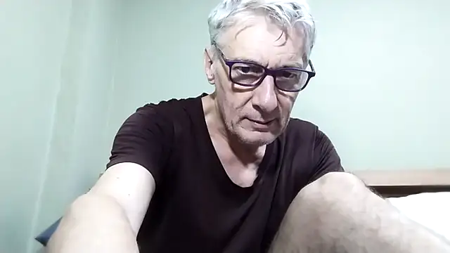 Snapshot of BIGUNCUTHARDCOCK chatting on 11.18.25 BIGUNCUTHARDCOCK online show from 11.18.25