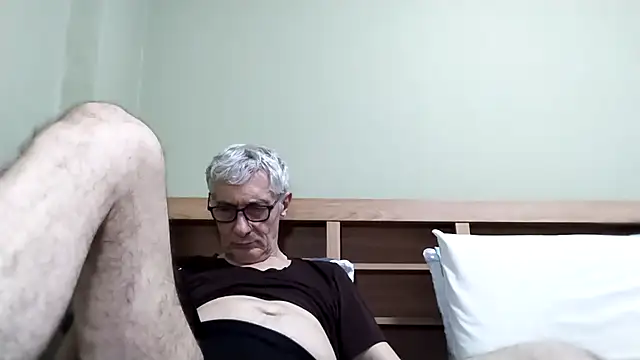 Snapshot of BIGUNCUTHARDCOCK chatting on 11.24.25 BIGUNCUTHARDCOCK online show from 11.24.25