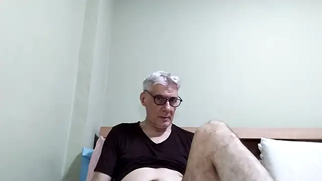 Snapshot of BIGUNCUTHARDCOCK chatting on 12.17.25 BIGUNCUTHARDCOCK online show from 12.17.25