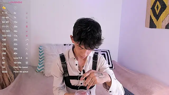 Snapshot of Tomy_Rox chatting on 12.20.24 Tomy Rox online show from 12.20.24