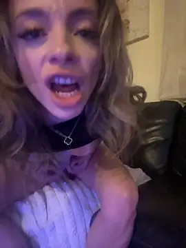 Snapshot of greedybratt chatting on 09.21.25 greedybratt online show from 09.21.25