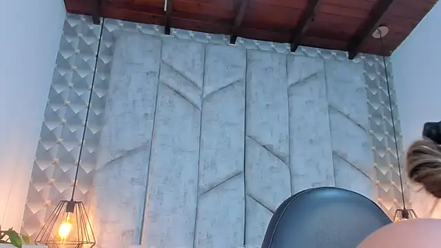 Sara Thompsoon online show from 03.11.26