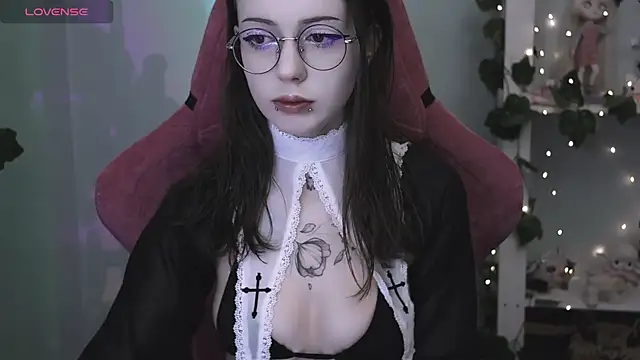 Snapshot of prettybones chatting on 04.21.26 prettybones online show from 04.21.26