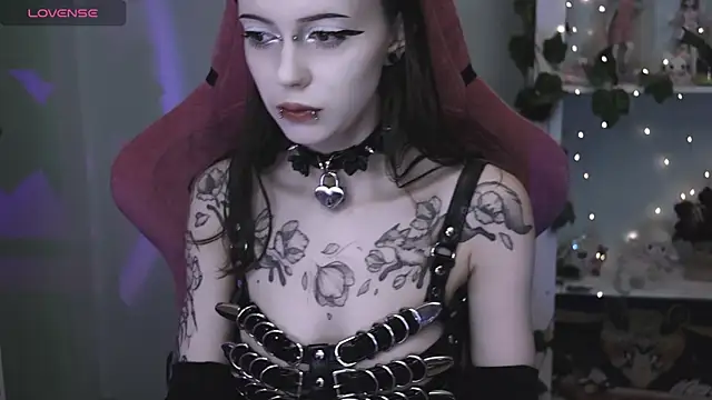 Snapshot of prettybones chatting on 04.28.26 prettybones online show from 04.28.26
