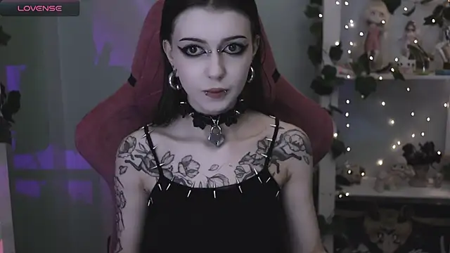 Snapshot of prettybones chatting on 06.19.26 prettybones online show from 06.19.26