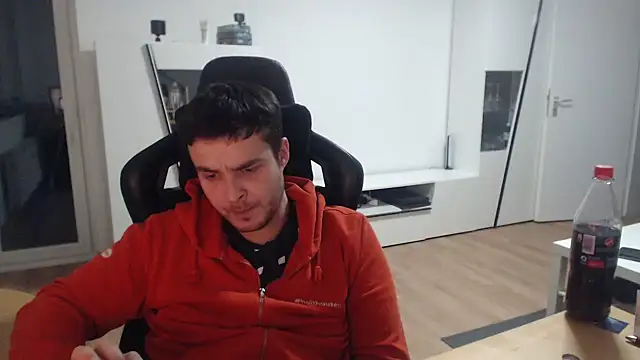 Snapshot of SharkLuigi chatting on 12.06.24 SharkLuigi online show from 12.06.24